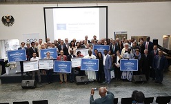 Die Gewinnerinnen und Gewinner der Wettbewerbs Kommune bewegt Welt. Foto: Tobias Vollmer